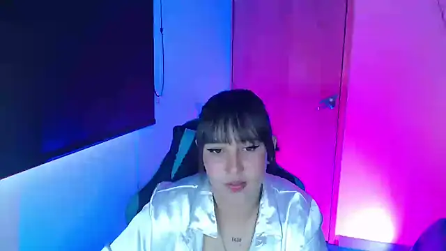 Skarlet Adams28 online show from April 21, 2026, 9:32 pm