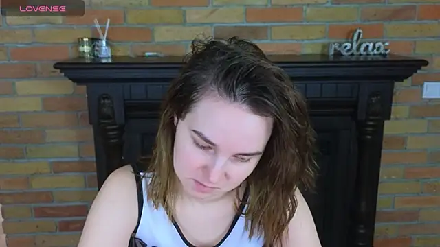 Ellie Sunset online show from April 15, 2026, 7:47 am