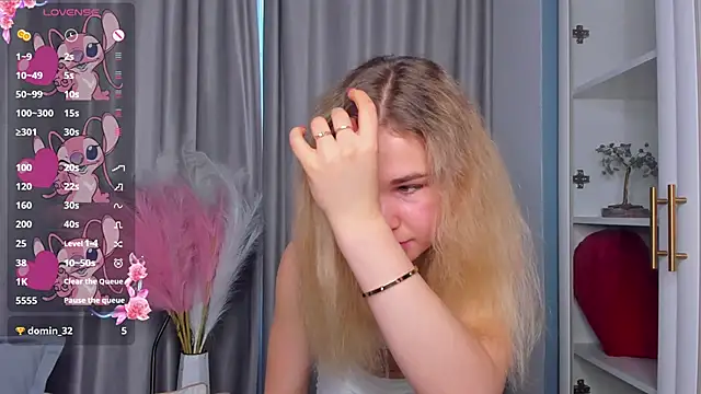 OdetteHarwick online show from September 26, 2025, 9:38 am