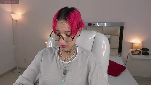 Snapshot of ravengreen_ chatting on February 8, 2025, 9:46 pm ravengreen online show from February 8, 2025, 9:46 pm