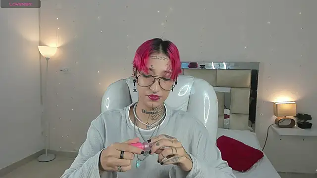 Snapshot of ravengreen_ chatting on February 9, 2025, 12:49 am ravengreen online show from February 9, 2025, 12:49 am