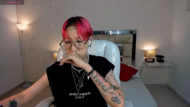 Snapshot of ravengreen_ chatting on January 28, 2025, 7:42 pm ravengreen online show from January 28, 2025, 7:42 pm