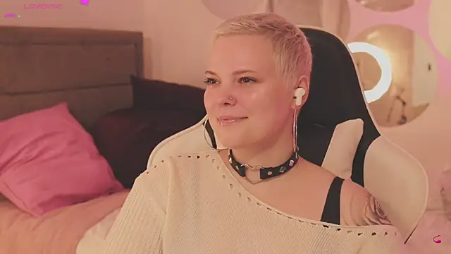 LikaBerry1 online show from January 18, 2026, 1:14 pm