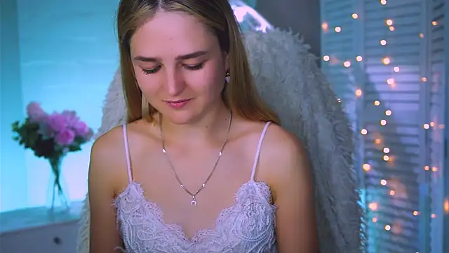 DeboraLarson online show from September 25, 2025, 7:14 am