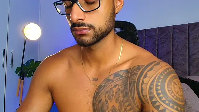 LiamGarcia1 online show from November 13, 2025, 3:49 pm