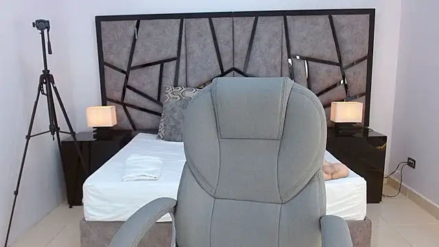 sussy leon online show from February 17, 2026, 8:06 pm