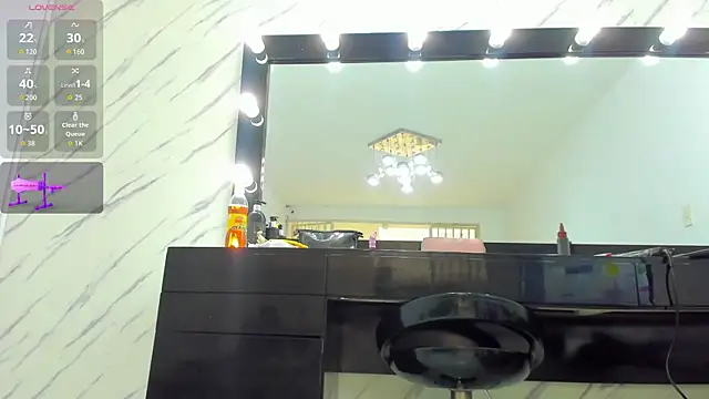 ElisabethMassey online show from November 4, 2025, 4:00 pm