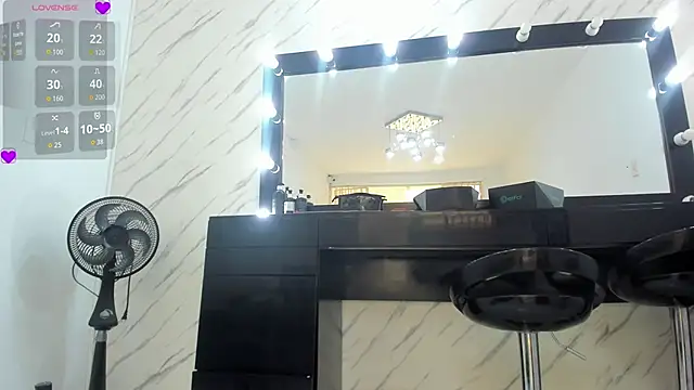 ElisabethMassey online show from October 23, 2025, 4:49 pm