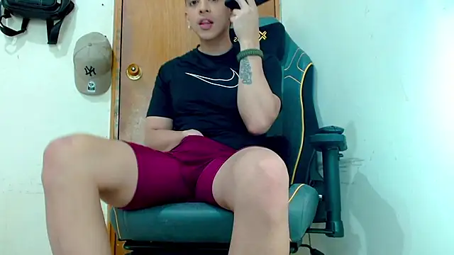 Snapshot of Danyer33 chatting on February 25, 2026, 11:04 pm Danyer33 online show from February 25, 2026, 11:04 pm