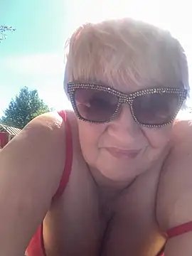 Snapshot of Laura_Millf chatting on June 4, 2026, 7:24 am Laura Millf online show from June 4, 2026, 7:24 am