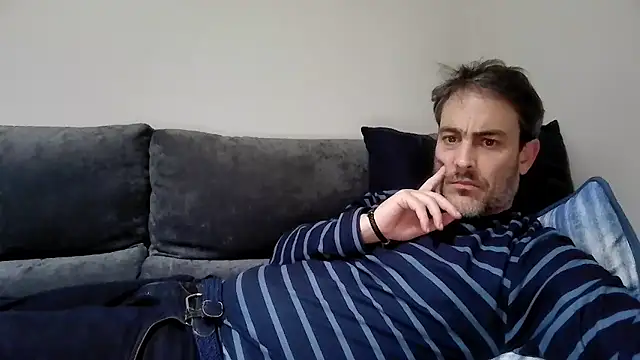 Snapshot of basquehotboy chatting on December 5, 2024, 11:45 pm basquehotboy online show from December 5, 2024, 11:45 pm