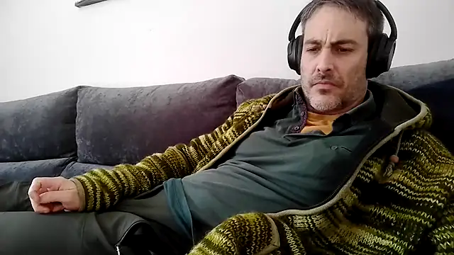 Snapshot of basquehotboy chatting on January 31, 2025, 2:49 pm basquehotboy online show from January 31, 2025, 2:49 pm