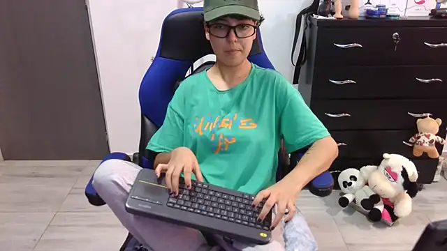 Snapshot of thomascooper7 chatting on December 14, 2025, 6:46 pm thomascooper7 online show from December 14, 2025, 6:46 pm