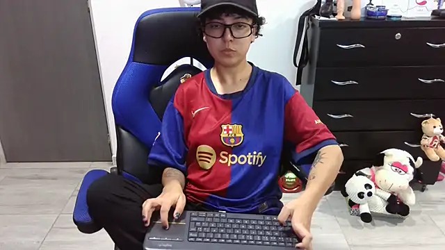 Snapshot of thomascooper7 chatting on December 13, 2025, 8:04 pm thomascooper7 online show from December 13, 2025, 8:04 pm