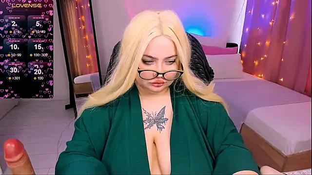 Snapshot of love_insidee chatting on February 2, 2025, 11:29 am love insidee online show from February 2, 2025, 11:29 am