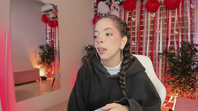 Snapshot of Sapphire_Venuss chatting on February 16, 2026, 12:42 am Sapphire Venuss online show from February 16, 2026, 12:42 am