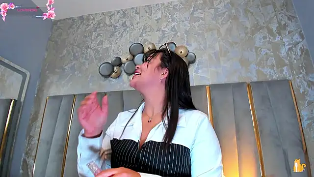 KimDevinne online show from February 5, 2026, 2:29 am