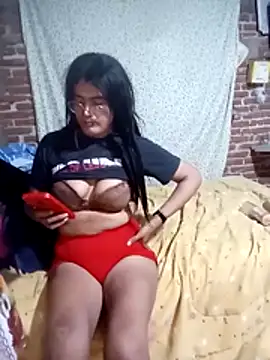 yovana13 online show from November 22, 2025, 10:41 pm