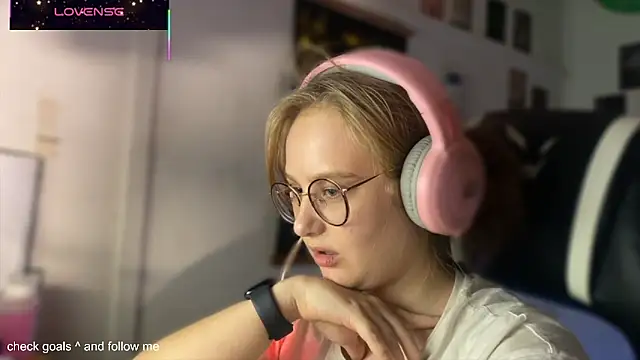 JacyWinslat online show from October 22, 2025, 6:07 pm