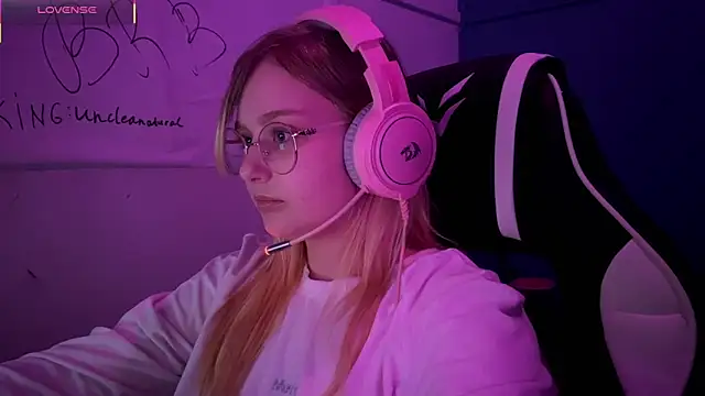 JacyWinslat online show from March 18, 2025, 4:28 pm