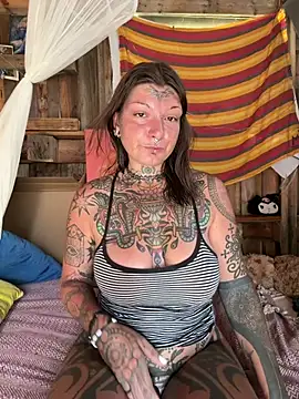 Snapshot of lizzardqueeen chatting on August 2, 2026, 4:04 pm lizzardqueeen online show from August 2, 2026, 4:04 pm