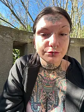 lizzardqueeen online show from April 7, 2026, 1:35 pm