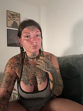 Snapshot of lizzardqueeen chatting on June 21, 2026, 8:47 pm lizzardqueeen online show from June 21, 2026, 8:47 pm