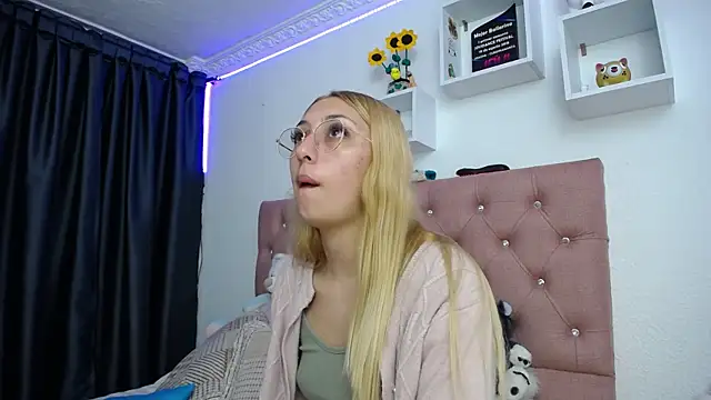 Snapshot of Soffy-brooks chatting on October 11, 2025, 2:45 am Soffy-brooks online show from October 11, 2025, 2:45 am