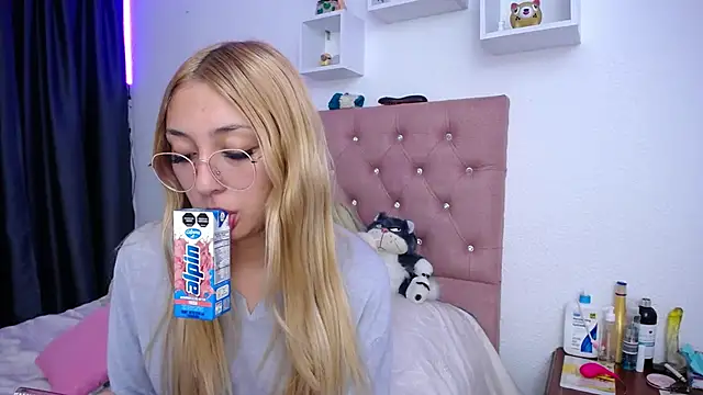 Snapshot of Soffy-brooks chatting on October 12, 2025, 5:20 am Soffy-brooks online show from October 12, 2025, 5:20 am