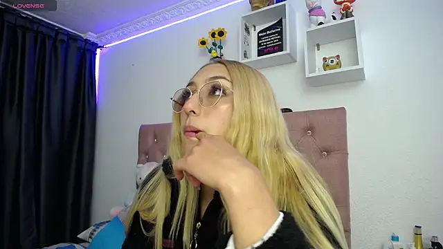 Snapshot of Soffy-brooks chatting on October 13, 2025, 5:09 am Soffy-brooks online show from October 13, 2025, 5:09 am