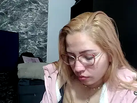 Snapshot of MISSLAUR4 chatting on October 30, 2025, 8:39 pm MISSLAUR4 online show from October 30, 2025, 8:39 pm