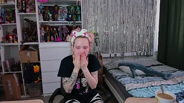 School Love online show from March 29, 2026, 7:10 am