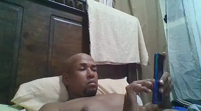 Snapshot of Frankie0880 chatting on January 19, 2025, 3:29 am Frankie0880 online show from January 19, 2025, 3:29 am