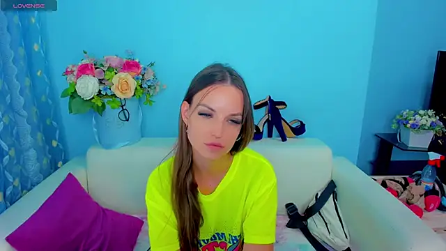 LindaaLu online show from June 10, 2026, 2:57 am