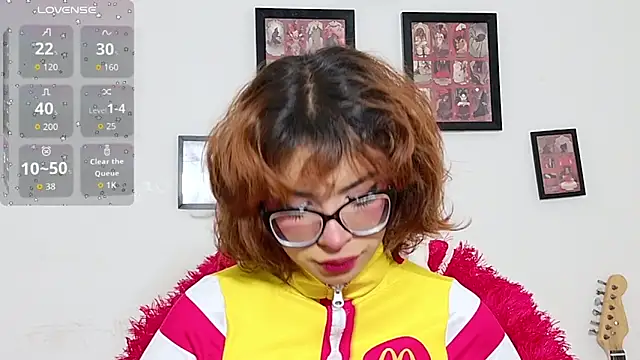 RoxaneEvans  online show from April 6, 2026, 8:32 pm