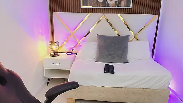 Emelie Ch1 online show from April 10, 2026, 7:37 am