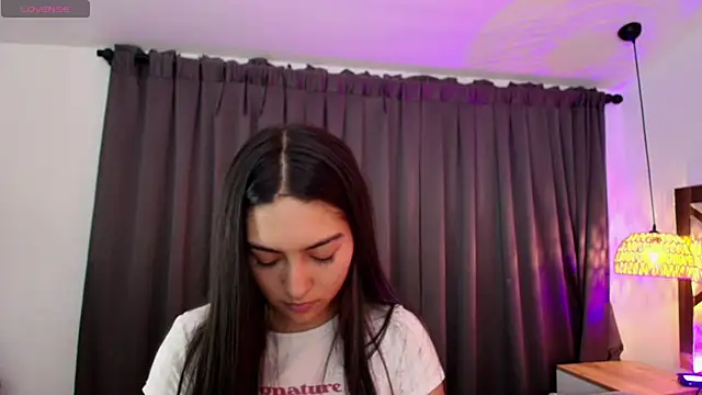 Snapshot of Emelie_Ch1 chatting on May 5, 2026, 9:12 am Emelie Ch1 online show from May 5, 2026, 9:12 am