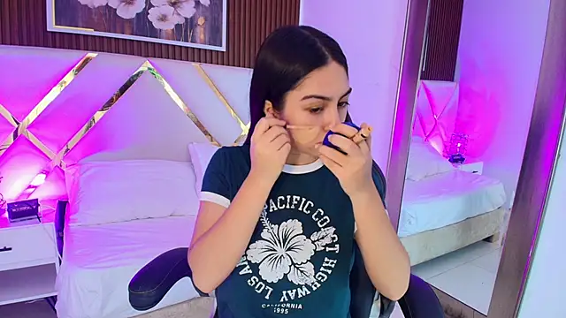 Snapshot of Emelie_Ch1 chatting on May 31, 2026, 6:52 am Emelie Ch1 online show from May 31, 2026, 6:52 am