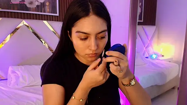 Snapshot of Emelie_Ch1 chatting on May 7, 2026, 8:17 am Emelie Ch1 online show from May 7, 2026, 8:17 am