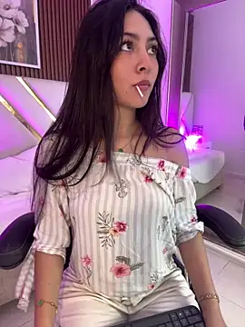 Snapshot of Emelie_Ch1 chatting on May 27, 2026, 11:17 am Emelie Ch1 online show from May 27, 2026, 11:17 am