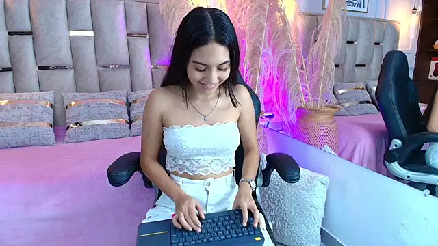 Snapshot of Emelie_Ch1 chatting on February 22, 2025, 5:02 am Emelie Ch1 online show from February 22, 2025, 5:02 am