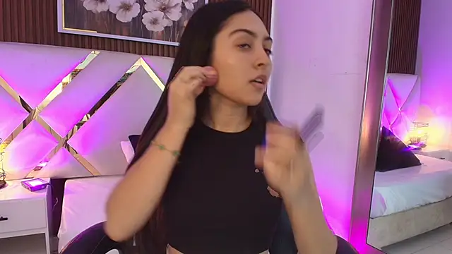 Snapshot of Emelie_Ch1 chatting on May 14, 2026, 5:26 am Emelie Ch1 online show from May 14, 2026, 5:26 am