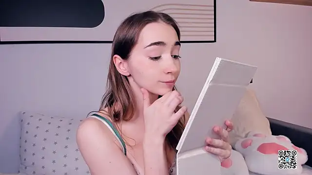 PollyBeev online show from September 14, 2025, 7:20 am