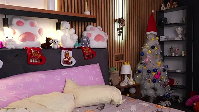 PollyBeev online show from December 15, 2025, 12:33 pm