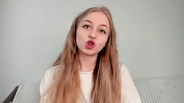 MiaMews online show from April 22, 2026, 6:53 am