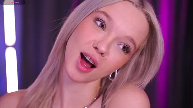  AlinaBailey online show from April 8, 2026, 7:10 am