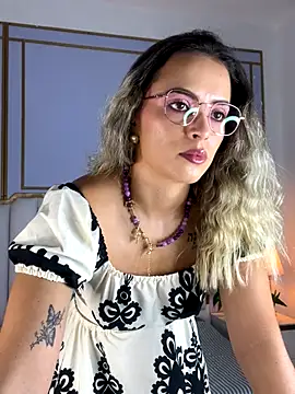Snapshot of aziac10 chatting on October 10, 2025, 11:44 am aziac10 online show from October 10, 2025, 11:44 am