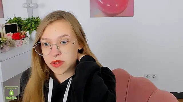 LayriantaVee online show from October 11, 2025, 6:14 am