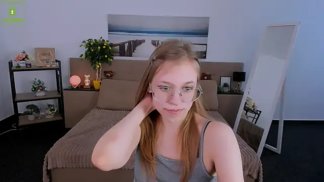 LayriantaVee online show from March 2, 2025, 10:05 am