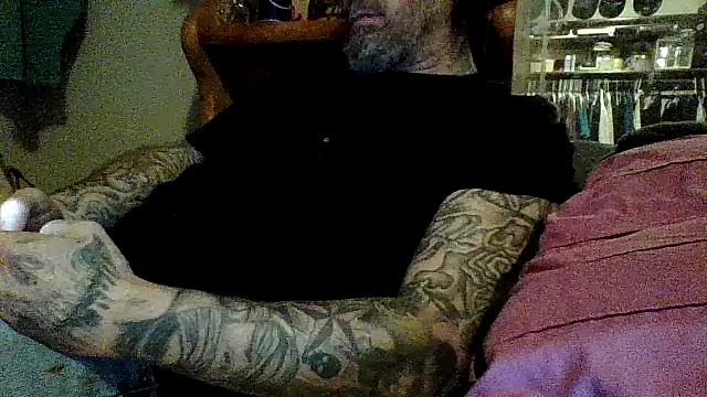 Snapshot of clitstitsandbongrips chatting on December 4, 2024, 11:08 pm clitstitsandbongrips online show from December 4, 2024, 11:08 pm